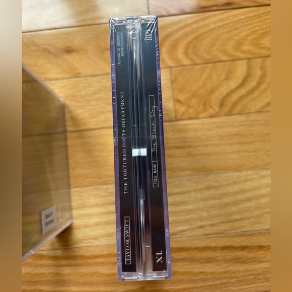 The Tortured Poets Department Collector’s Edition Deluxe CD “The Black Dog” - Picture 4 of 5